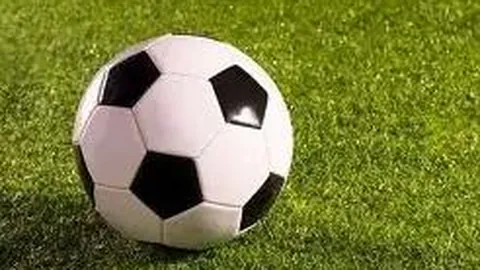 张哲瀚以红眼影掩饰麦粒肿，报纸报道引发争议